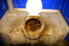 dostat butylku iz unitaza